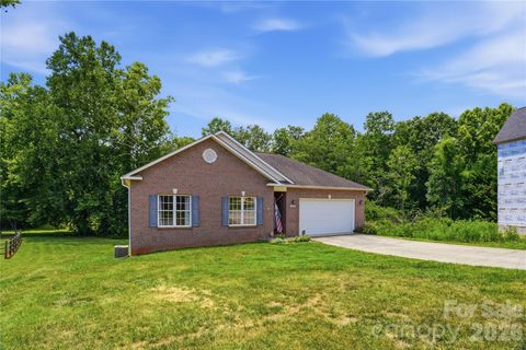 Photo of 1550 Indian Springs Drive NW, Conover, NC 28613 (MLS # 4395308)