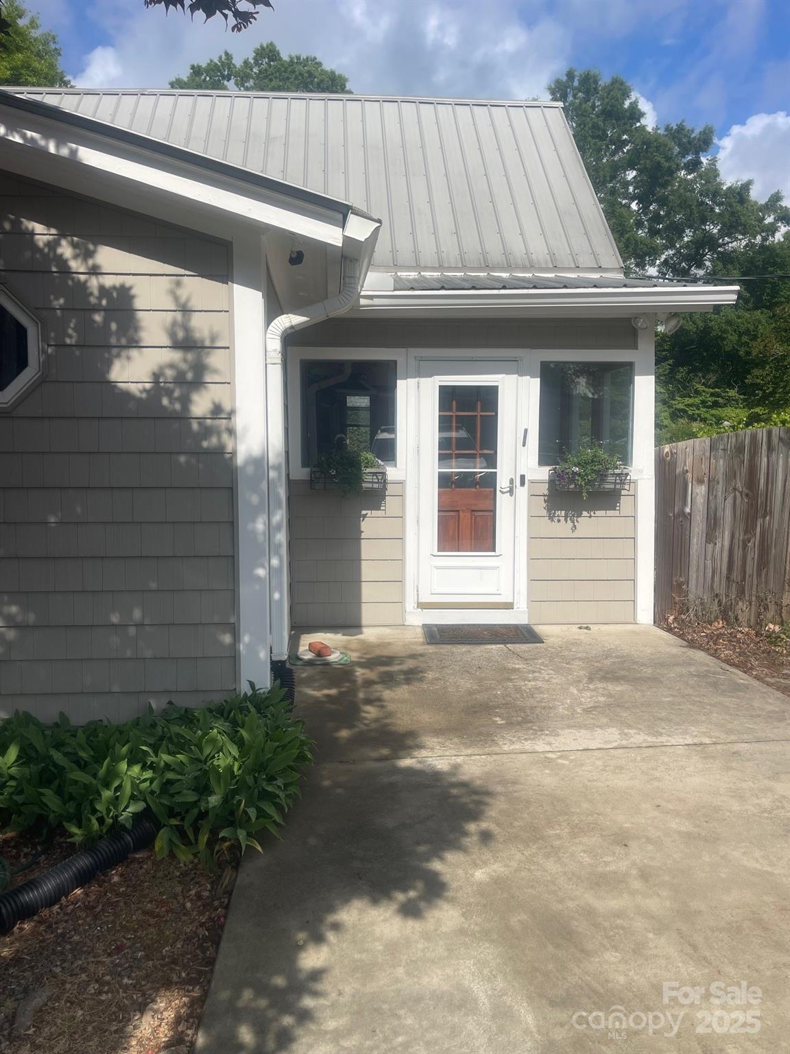 328 E Center Avenue