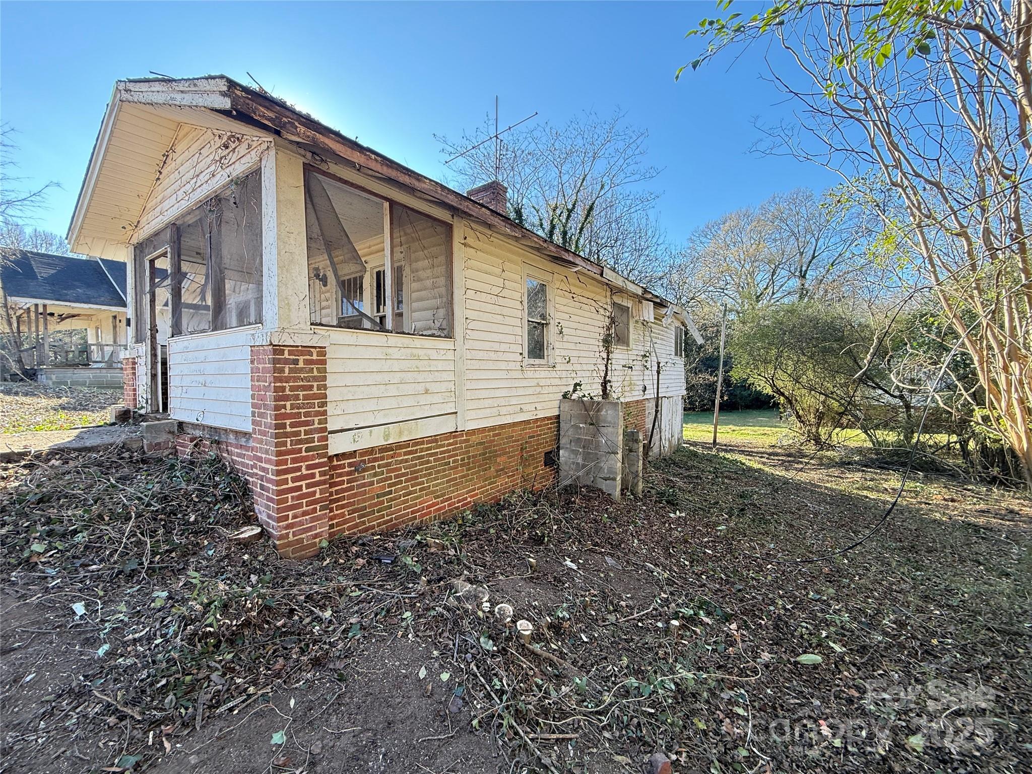 220 TE White Sr Drive