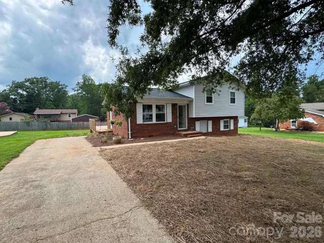 115 Robert Drive, photo 2 of 28