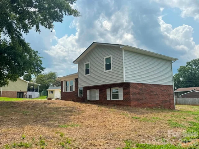 115 Robert Drive, photo 4 of 28