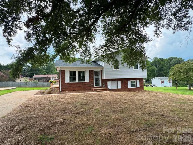115 Robert Drive, photo 3 of 28