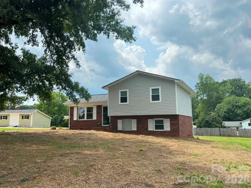 115 Robert Drive, photo 1 of 28