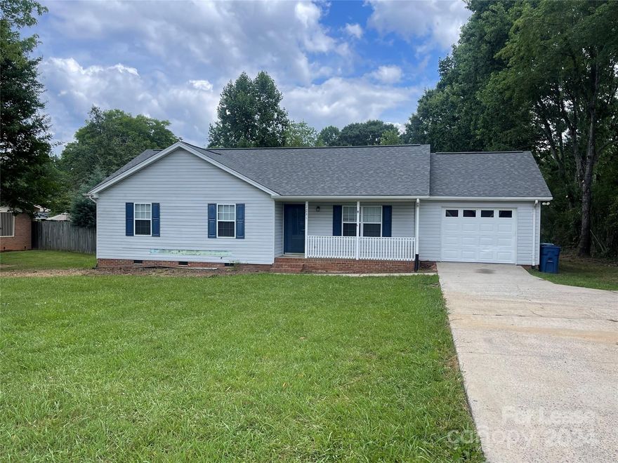 Three bedroom 2 full bathrooms with a one car garage.
Located in NE Hickory off 29th Avenue.
Large backyard with a deck off the kitchen.

Stainless steel appliances, LVP floor in kitchen and bath -