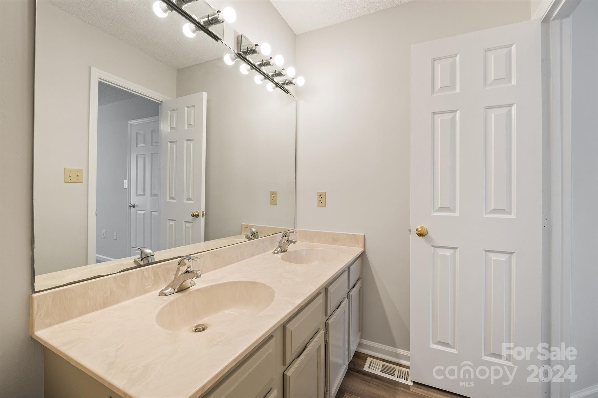 Manor Lake - Residential