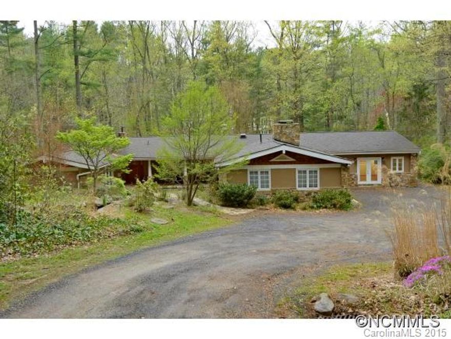 Beautiful spacious contemporary home situated on a private 1.66 acre lot in Biltmore Forest. Kitchen has cherry cabinets, granite counter-tops and stainless appliances. Plenty of space for entertaining! Hardwoods and tile throughout. Lower level recently updated.2 incredibly awesome stone fireplaces! Additional SqFt not counted in lower level ceiling height).