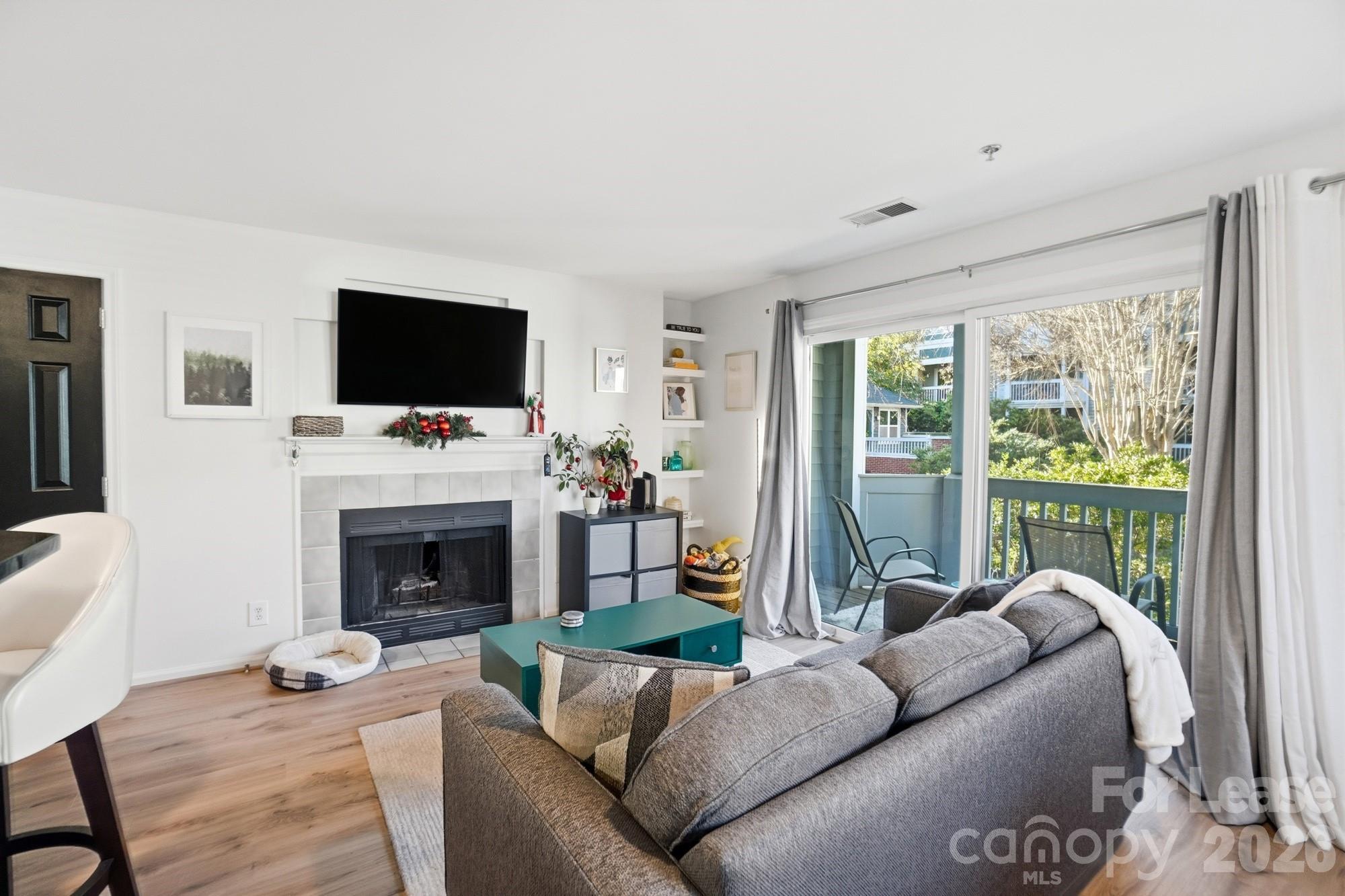 525 N Graham Street 2F