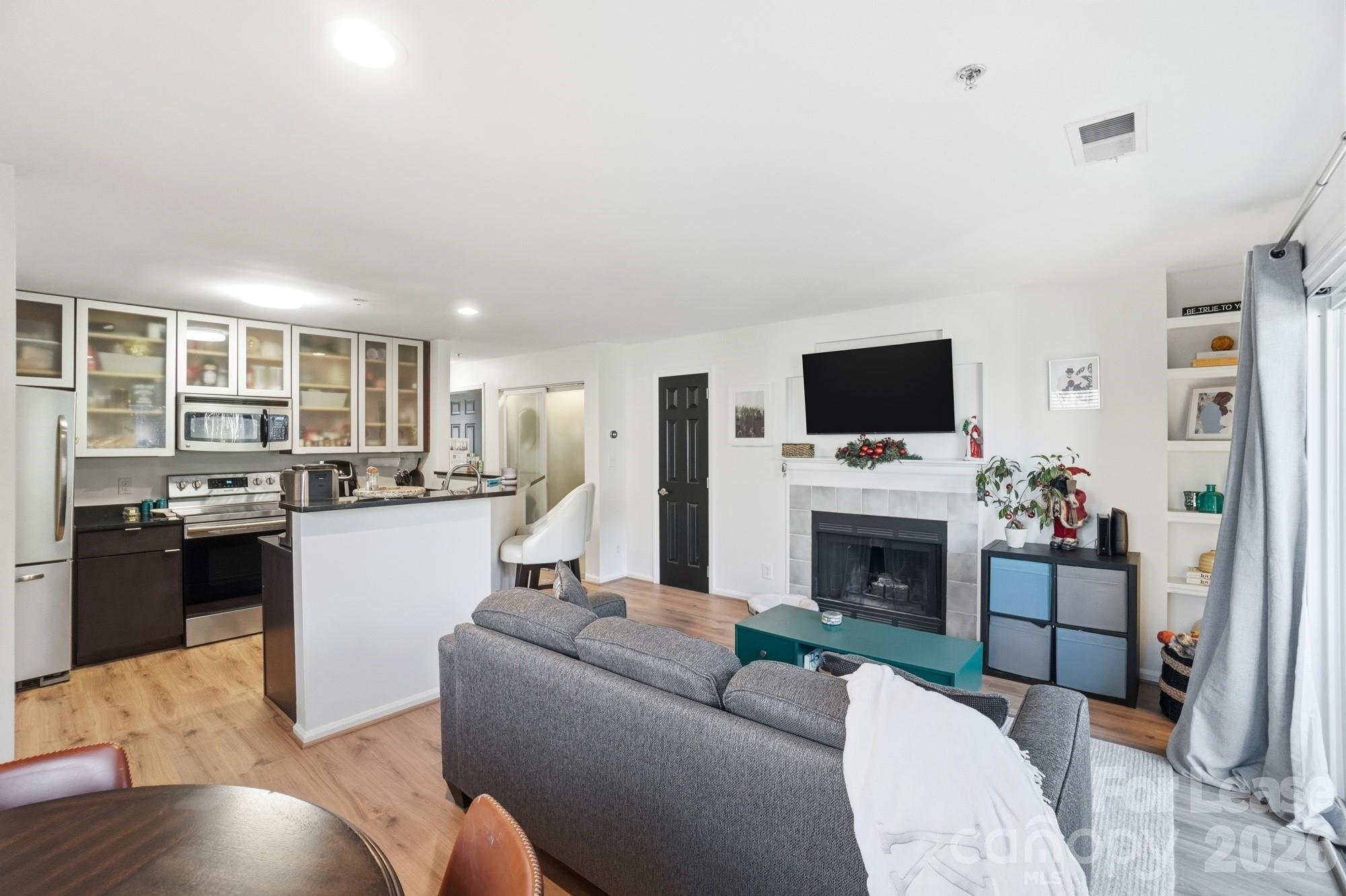 525 N Graham Street 2F