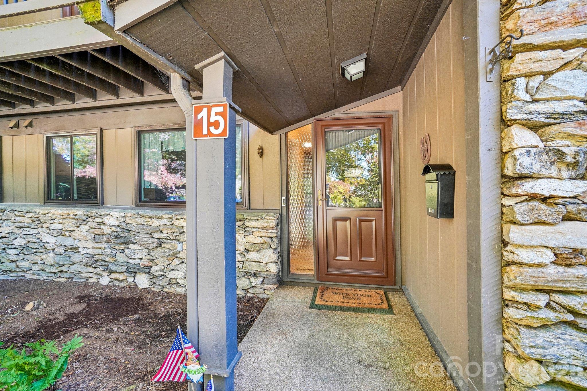 82 Laurelwood Circle W