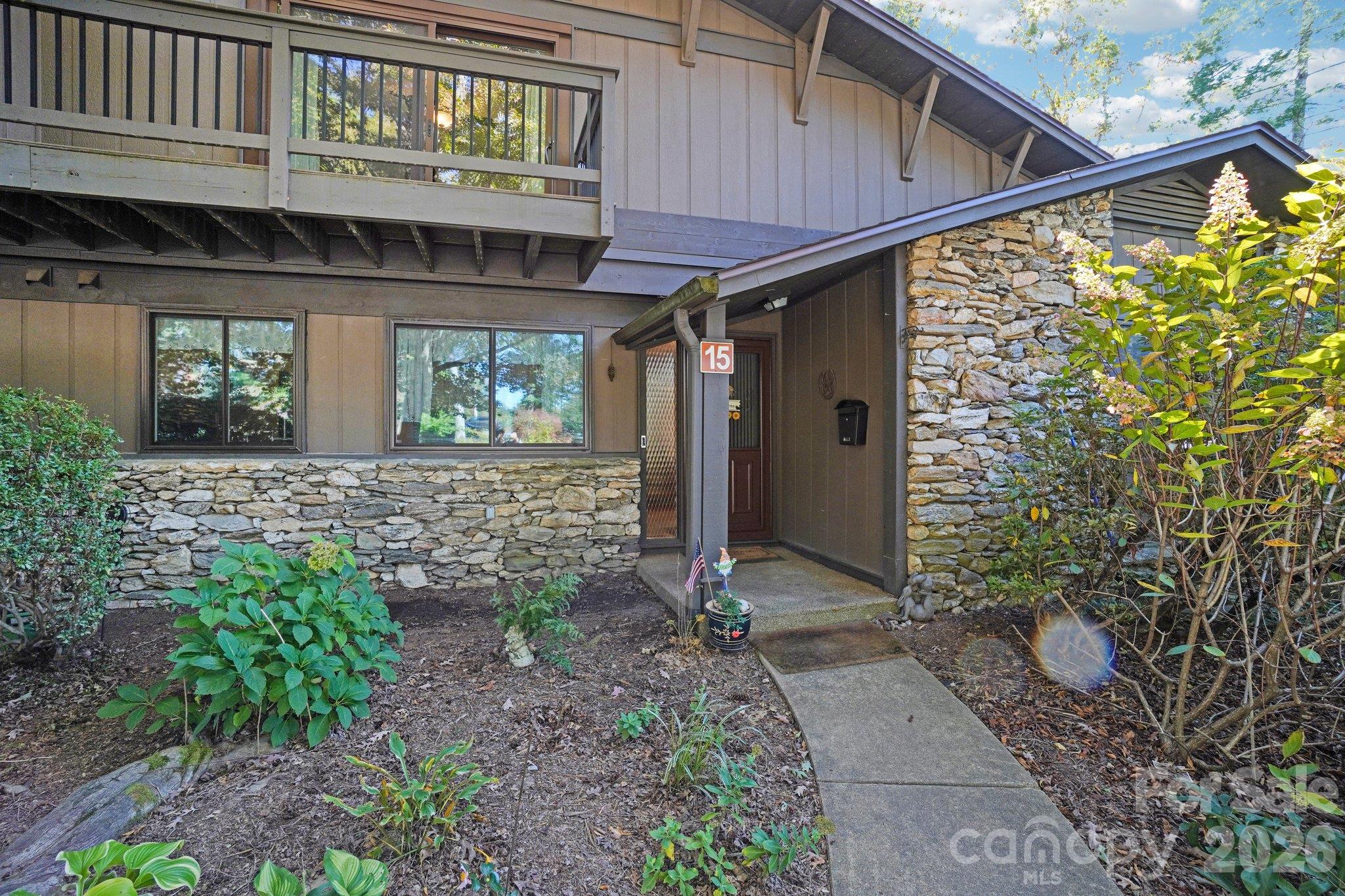 82 Laurelwood Circle W