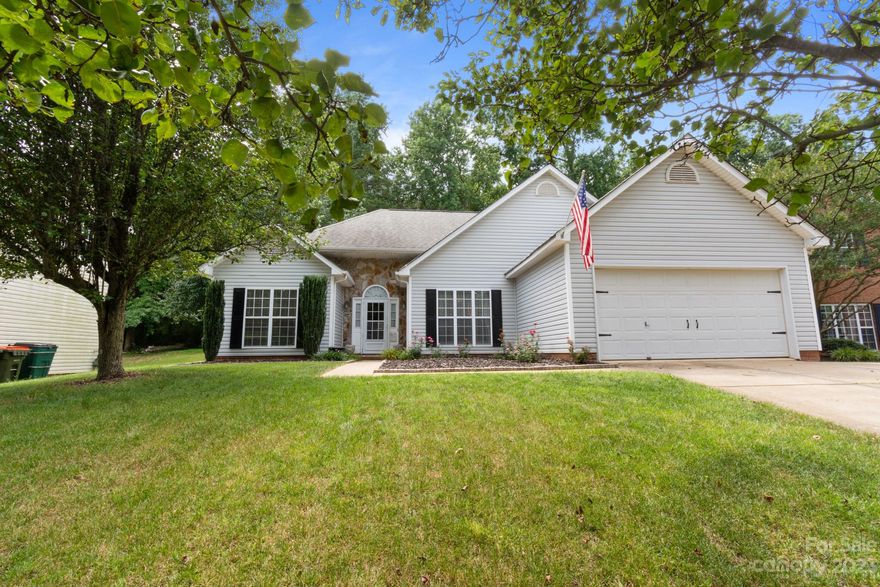 Welcome to your new home in the highly desired Knightsbridge neighborhood. This adorable 3 bedroom, 2 bathroom home has beautiful engineered wood floors that were put in main living areas in 2020. This home is priced and ready for your personal touches! 

Close to everything! 

Community has a clubhouse, pool, and tennis courts.

Easy access to I-77, to grocery shopping and restaurants. Straight drive up 77 to Uptown Charlotte.