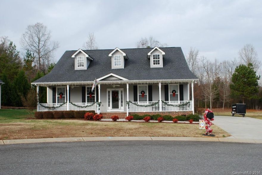Wonderfully Maintained 3Bed/2Bath Ranch on a .40 Acre Cul-De-Sac Lot.  Move In Ready w/Large Open Split Bedroom Floor Plan.  Vaulted Ceiling & Gas Fireplace in Great Rm.  Eat In Kitchen is Perfect for the Cooks at Heart featuring an Island, Plenty of Cabinets/Counter Space & a Pantry.  Great Size Bedrooms 2 & 3, Bedroom 3 has a Walk In Closet.  Huge Master w/Private Master Bath & a Walk In Closet.  Perfect Backyard with Plenty of Room for the Kids and Pets to Roam.