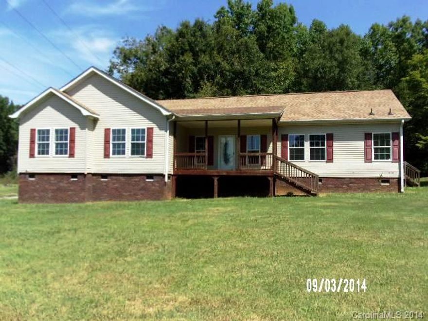 2005 Clayton Modular home on 2.88 acres. Upgraded features throughout, large open kitchen with plenty of cabinets and work island. Multiple outside storage buildings and workshops. Fantastic opportunity for your first home!