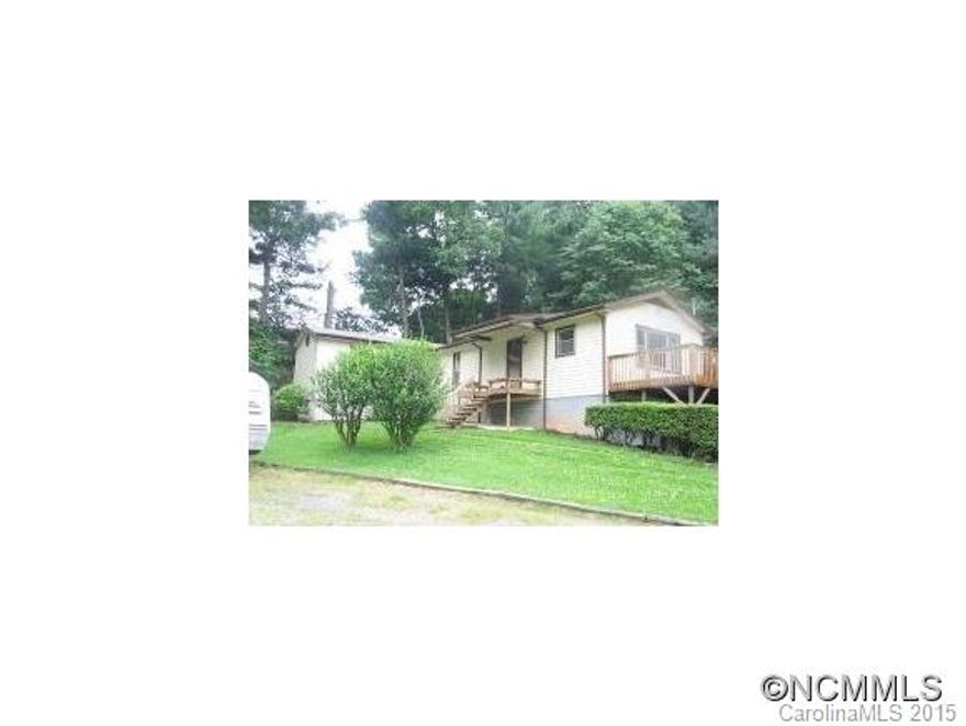 GREAT FIRST HOME, OPEN LIVING ROOM/KITCHEN AND LARGE DECK FOR ENTERTAINING..