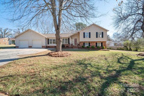 Photo of 809 Tait Street, Lincolnton, NC 28092 (MLS # 4328606)