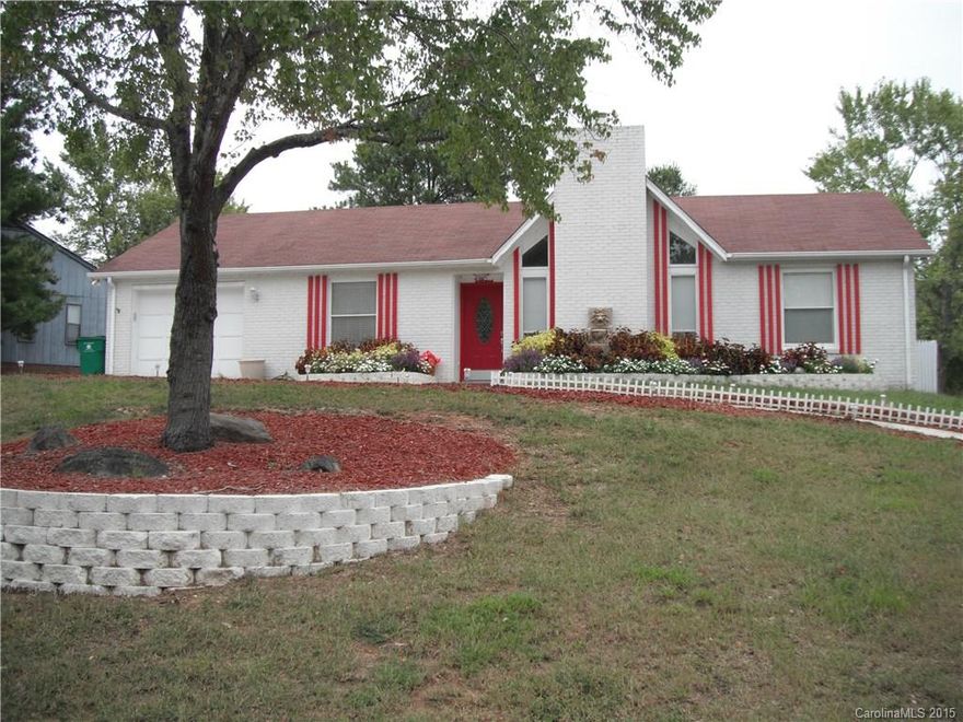 Beautiful open traditional ranch home freshly remodeled and move-in ready! 
New open floor plan features stunning wood floors, all new stainless steel appliances, large private fenced backyard, vaulted ceilings, a grand wood burning fireplace, new carpet, new fixtures, newly updated kitchen & bathrooms, private screened in porch, a custom backyard patio... all situated on a perfectly located corner lot.
Brand new HVAC.
* Home is fully furnished and everything can be included in the home! *