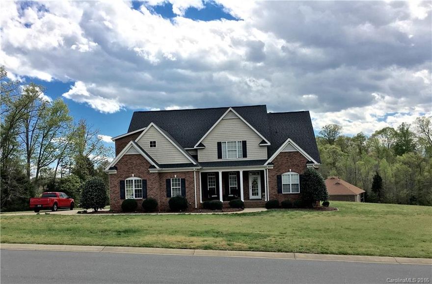 MUST SEE! Immaculately maintained custom built home, sitting on corner lot in sought after neighborhood ! SPACIOUS rooms with Master on main featuring double trey ceilings and sitting area. Large pantry and spacious laundry room with sink. Beautiful screened in porch for relaxing on quiet evenings yet perfect for entertaining with access to the deck for grilling out. NEW carpet in Master and Upper level.
This OPEN floor plan has EVERYTHING your looking for in a home !! DON'T MISS OUT !!