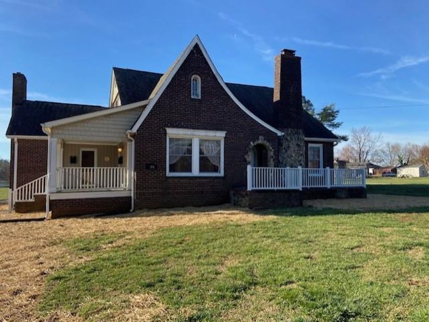 Great location on Kings in Kings Mountain as you come into town off HWY 74/I-85. Location and layout are great for professional business as well as service sector and cottage industry. Some upfit contribution available depending on use.  Last use was a salon/spa. Property can also be used a residential.