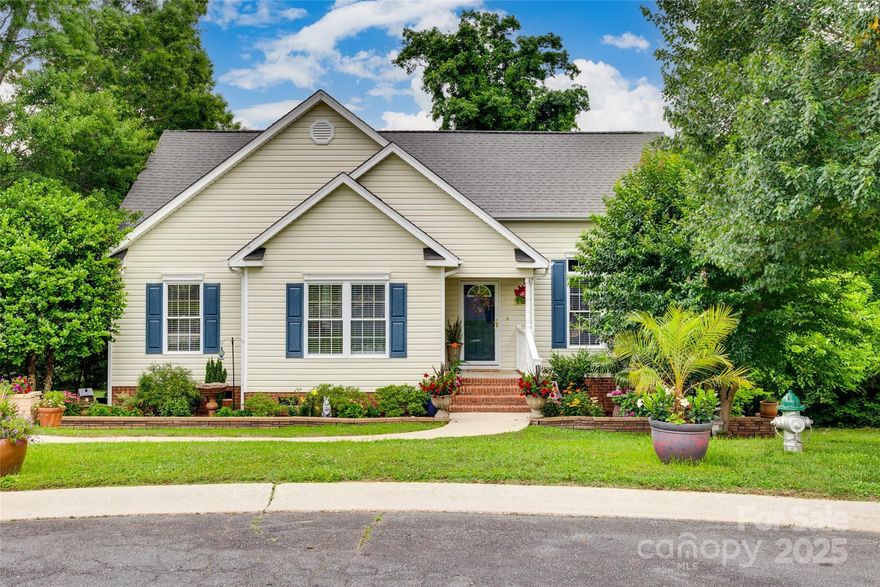 Welcome to your dream home located in a peaceful cul-de-sac with no HOA! This delightful residence features an expansive layout, perfect for both relaxation and entertaining featuring tray and vaulted celilings. As you step inside you will be greeted by a large living room which flows seamlessly in the spacious dining room with a tray celiling, proving plenty of room for gathering. The kitchen is a chefs delight with the granite counter tops and open space. 
Retreat to the generously sized primary bedroom  which includes a five-piece bath for your ultimate comfort. Enjoy the beautilfully lanscaped yard with an irrigation system and a fenced in spacious yard. Close to shopping, dining and I-77.