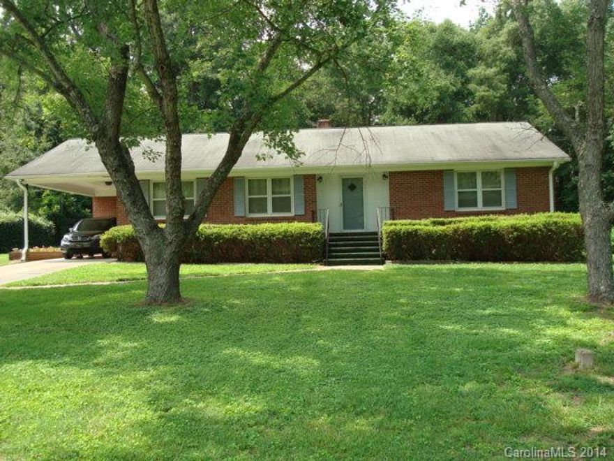 Nice home! Great price! Priced to sell (below tax value). Sits on dead end street, private, THIRD bedroom has been converted to den/sitting area. Lots of house of the money! HVAC less than 5 years old.