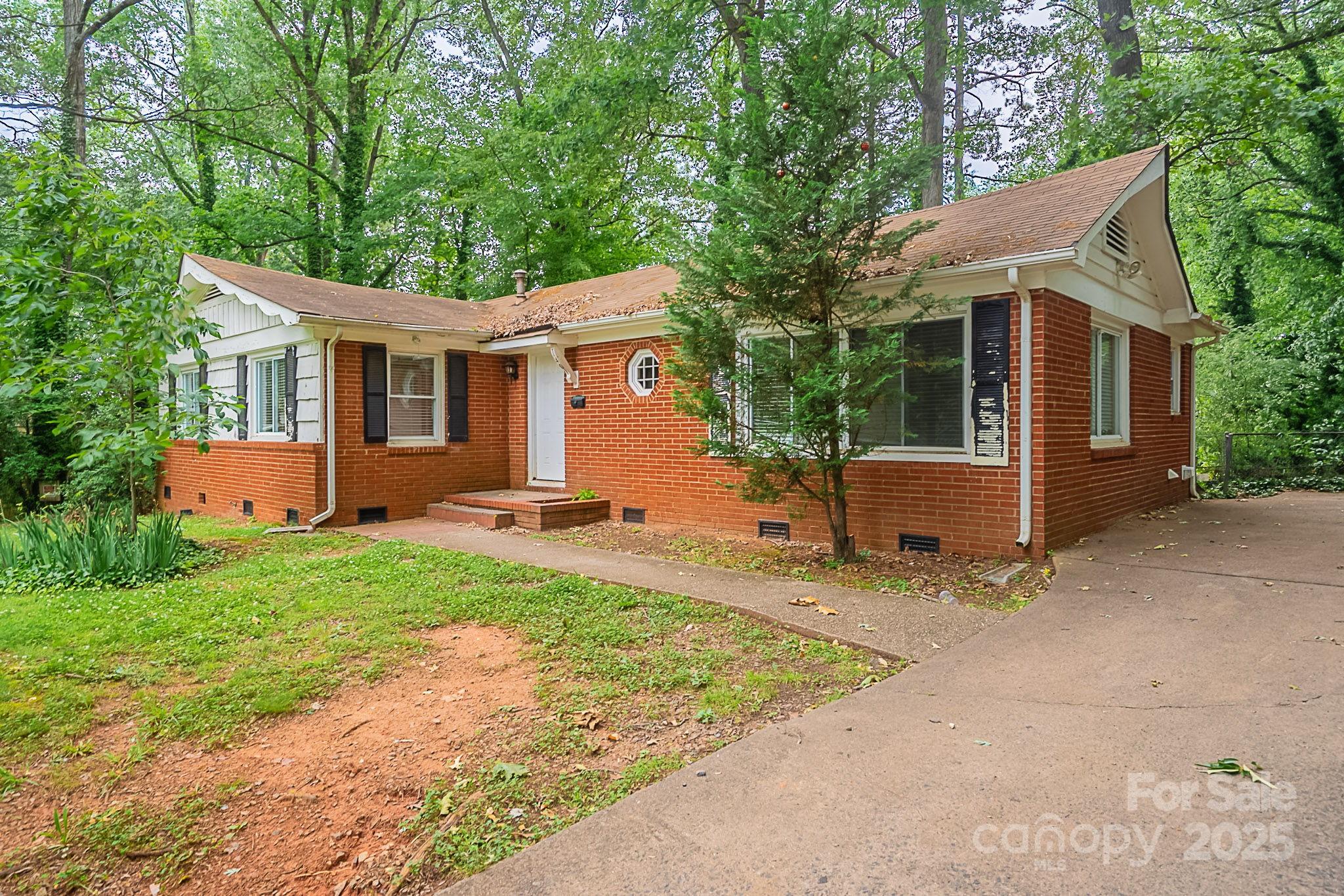 1401 Hillwood Court