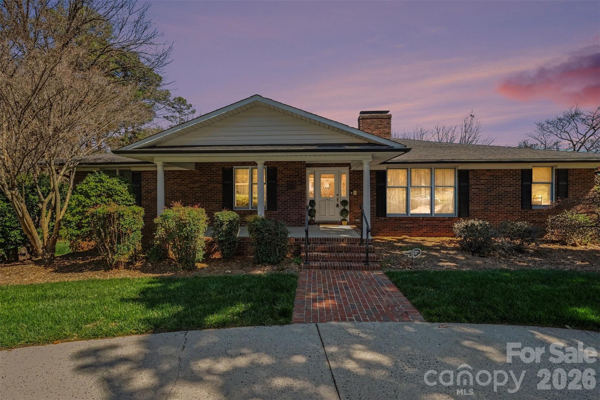 746 Grandview Drive NE