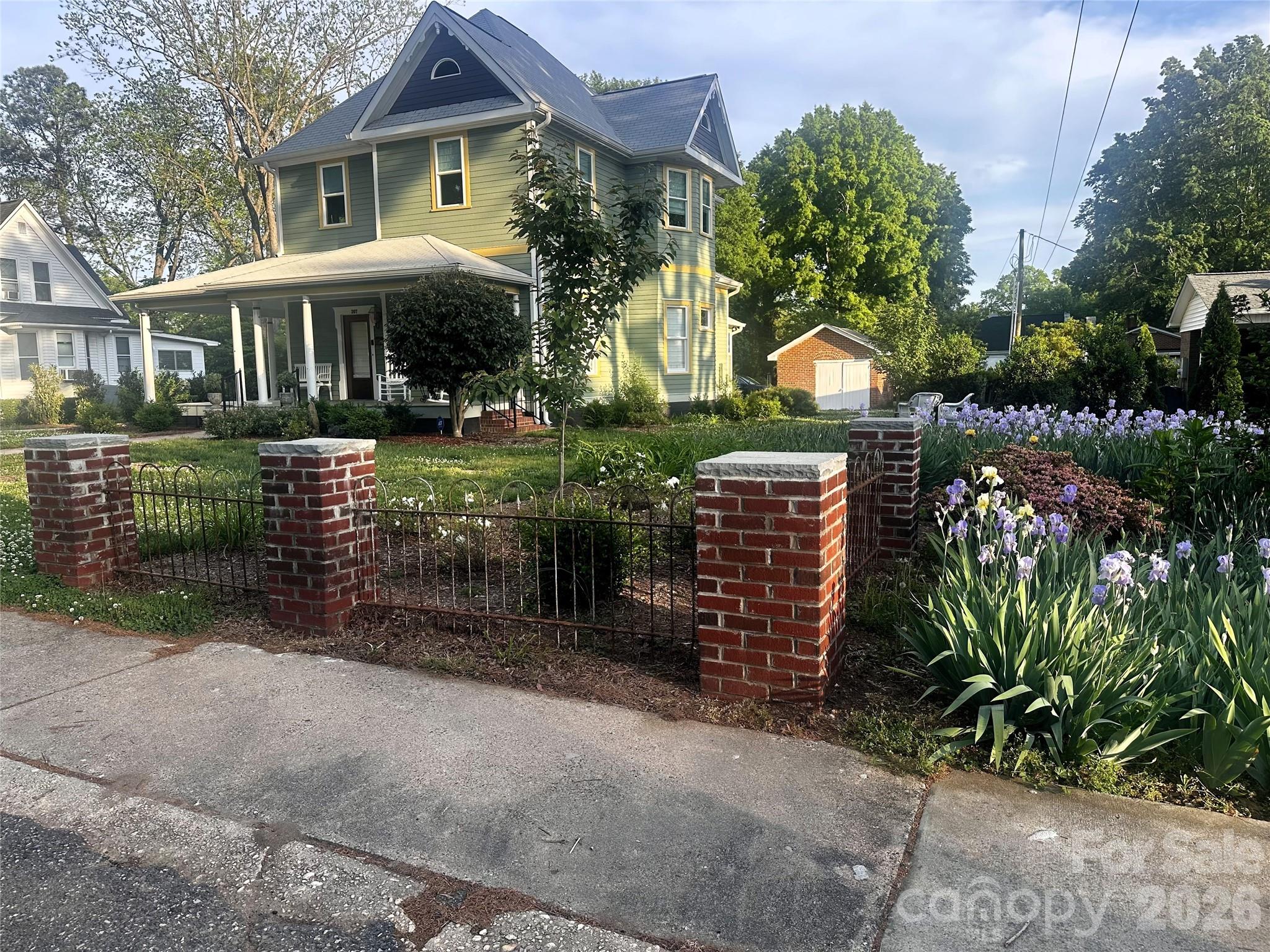 207 W Academy Street