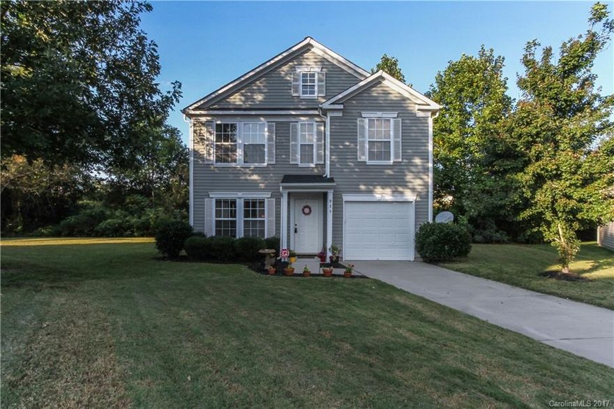 Introducing this wonderful well maintained 3 bedroom 2½ bath home located in the popular Clover Meadows subdivision. This home has a large great room, laminated wood flooring, ceiling fans, breakfast nook, large bonus room, black on black appliances, laundry room, master bath has a garden tub and dual vanity, pestal sink in the down stairs powder room, natural light throughout, and a 1 car garage.