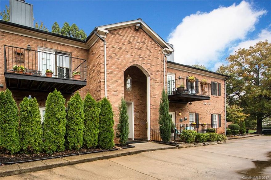 Beautifully renovated 1st floor condo in the heart of MP.  This 2 bed/2 bath condo is move-in ready and has been updated with SS appliances, beautiful countertops, stunning flooring, and crown molding, truly offering a charming and cozy home.   Ideal MP location is walkable to dining, shopping, greenway, hospital and much more.  Don't miss this gem.