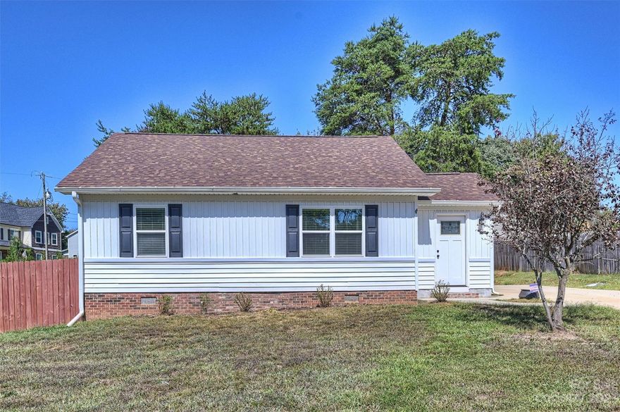 Very nicely renovated ranch on corner lot in great location with a short drive or walk to marinas. In 2021 new roof, all new energy efficient appliances - range, microwave, dishwasher, refrigerator - tankless water heater, HVAC, washer & dryer, vapor barrier and siding.  3 Bedrooms and 2 full baths with open floor plan - just a couple of turns off Brawley School Road.  No HOA.  Close to marinas for Boat Slip Rental or walk to end of your street to fish or launch your kayak at lot 278. Community marina within minutes - take Bluewing to Commodore to Bowfin Circle. Neighborhood area for picnics as well. Stutts Marina within minutes. Per Covenants, Lake Access community. Covenants and Plat Map in attachments. Per owner, home is low maintenance and energy efficient.
Home has been inspected and passed as structurally sound.  Certificate in Attachments - your Realtor can access.