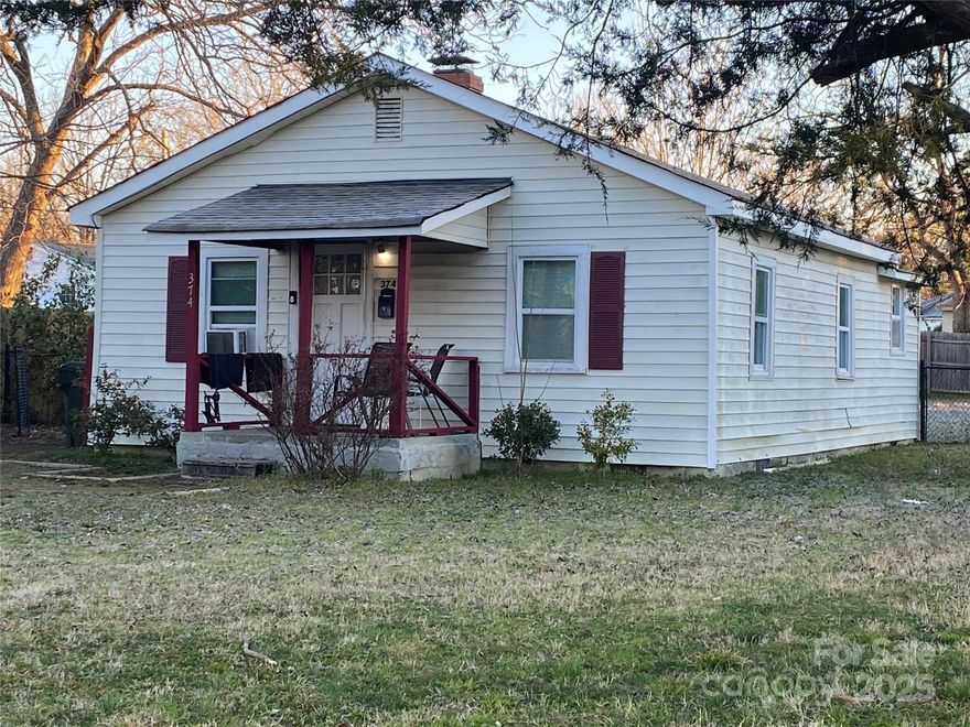 This is your chance for a TRUE income producing investment property that is also a perfect flip property, less than a mile from HOT downtown Rock Hill.  Nestled in the popular Sunset Park neighborhood where flip properties are selling in the mid $200's and UP, this property is currently occupied by a long term month-to-month tenant (who would like to stay), paying $1025 a month in rent! 
You do NOT want to miss this opportunity!