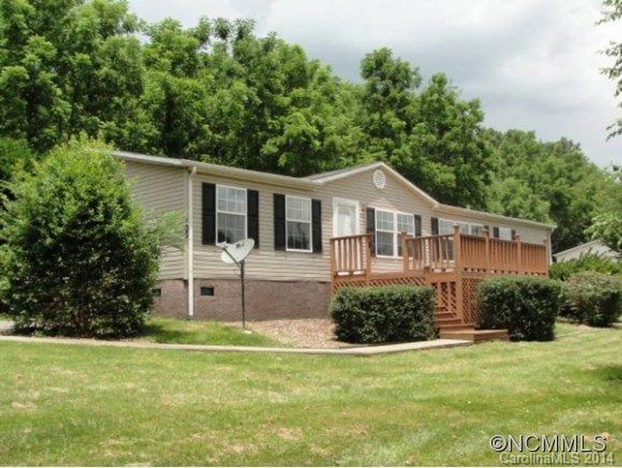 Move in ready! 3 bdr / 2 bath, doublewide on .45 ac. 1633 sqft, Gas FP, split bedroom floorplan, kitchen island. All offers must be accompanied by attached addenda, proof of funds or prequal letter, EM must be certified upon acceptance. FMFLI thru 11/18 (own/occ offers 1st 20 days). HomeSteps financing available. Property sold as-is.