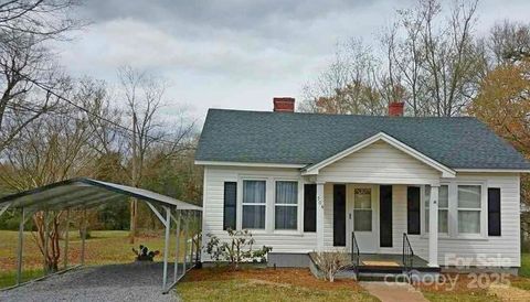 Photo of 504 N Spring Avenue, Newton, NC 28658 (MLS # 4311077)