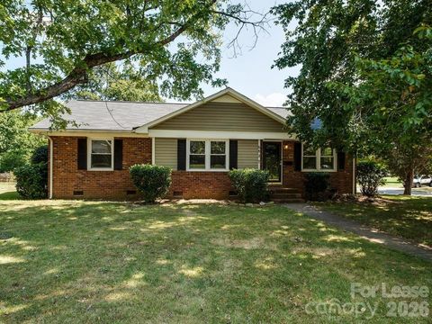 Photo of 6827 Woodstream Drive, Charlotte, NC 28210 (MLS # 4367884)
