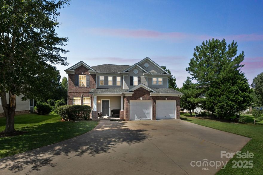 4 Bedroom 2.5 Bath nestled in a peaceful col-de-sac. This charming residence features oversized bedrooms, walk-in closets, and gas fireplace in living area. Kitchen offers ample counter & cabinet space. Split heating & cooling system & epoxy floor coating in garage. Master ensuite w/ sitting area. Laundry on main level. This home is in an award-winning District 6 and is convenient to both Greenville & Spartanburg. Shopping, dining, and much more!