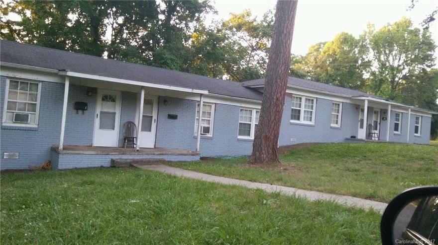 A comfortable space at a comfortable price. This brick end unit offers an open floorplan with hardwood flooring throughout much of the home. The cozy little kitchen offers newer full sized appliances including a glass top stove and refrigerator. The bathroom is up-to-date as well. With two bedrooms there is plenty of space to spread out. Don't miss the fun and excitement of Uptown and NODA only 10 minutes away! Easy access to I-77 and I-85.