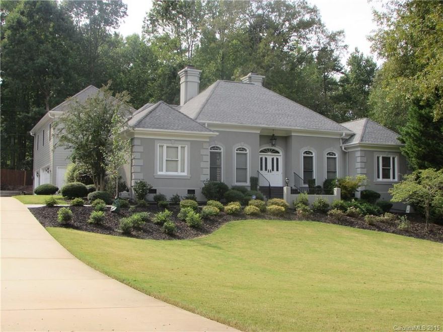 Welcome to RiverPointe, Lake living at it finest. Community features marina,waterfront swimming pool,tennis, & playground. Home features 3 bedrooms & 3.5 baths. Great room w/vaulted ceiling, fireplace & built-in cabinets. Formal dining & office. Bright open kitchen/breakfast area & desk. Master bedroom w/seating area. Oversized bonus room w/wet bar. 3 Car garage. Boat slips for lease at marina $625 yearly. All within minutes to shopping & dining. Airpot & downtown only 30 minutes drive.