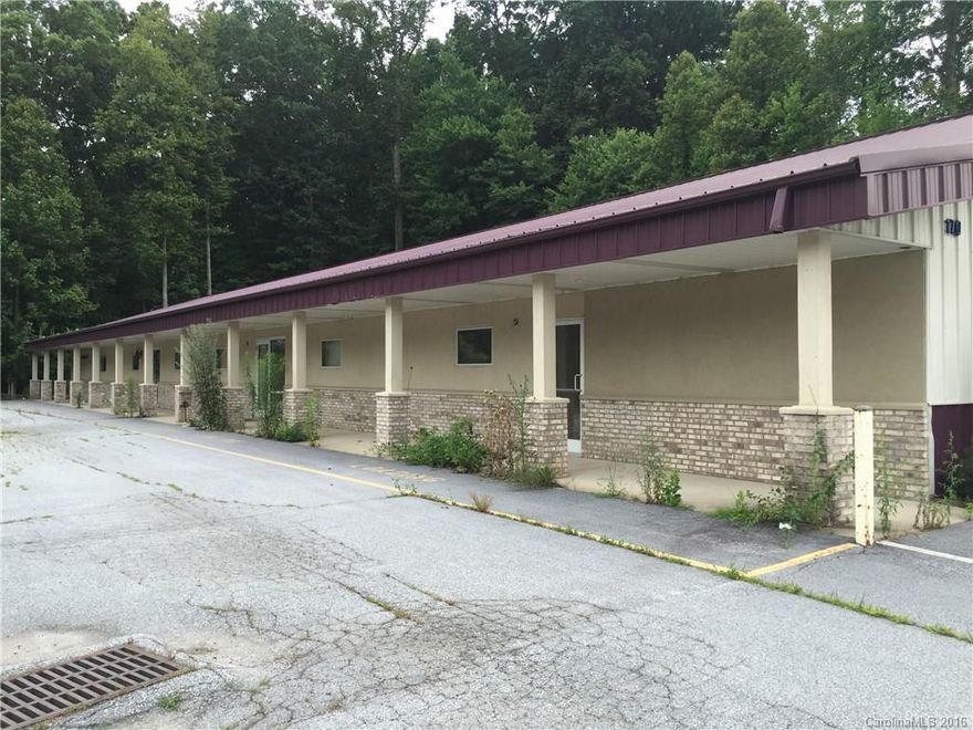 Class B Office space currently configured for single tenant. Possible configuration for 3 units. Convenient to Hendersonville, Park Ridge Hospital and Asheville Airport.