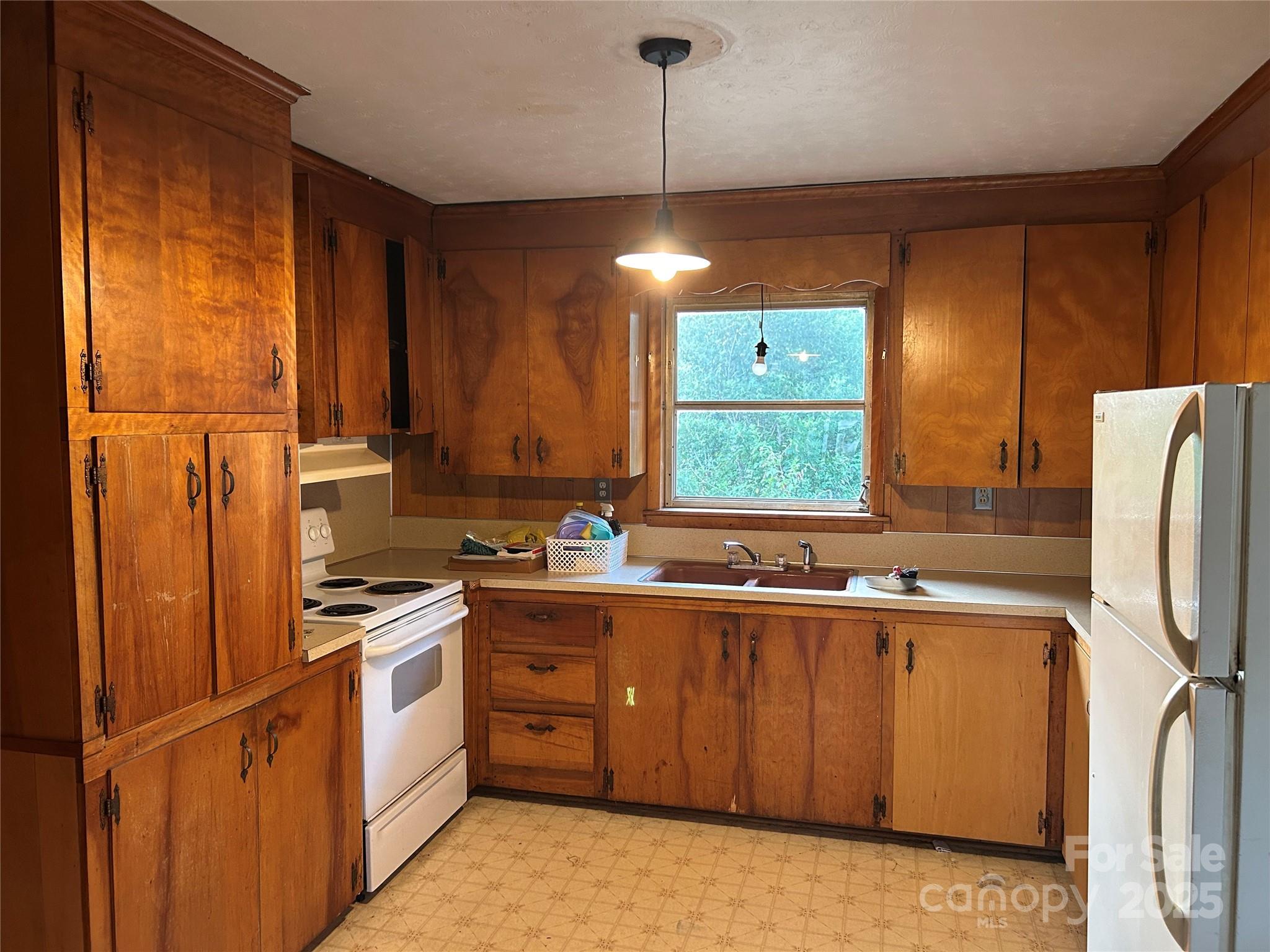 1085 Bridges Road