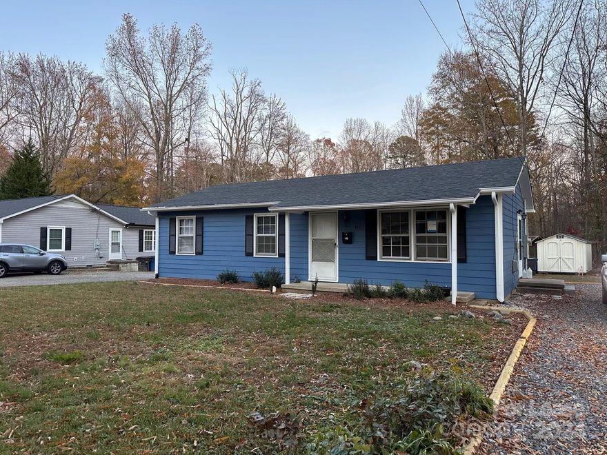 Move in ready 3 bedroom 2 bath one story home Large eat in kitchen. Level yard with two buildings/sheds. Covered front porch. Close to the Mac Anderson park (at the end of Lackey) 
Mandatory Resident Benefits Package is an additional $25/mo and offers many great benefits (air filter delivery service, 24/7 maintenance, maintenance reimbursement for unintended charges/lock outs, credit building, rewards program, utility connection concierge, and more!)