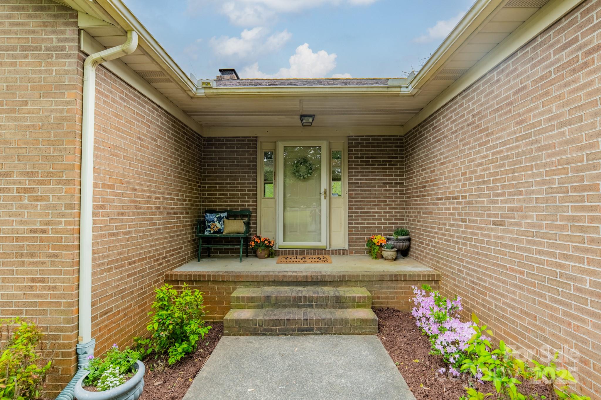 807 and 809 Sparrow Springs Road