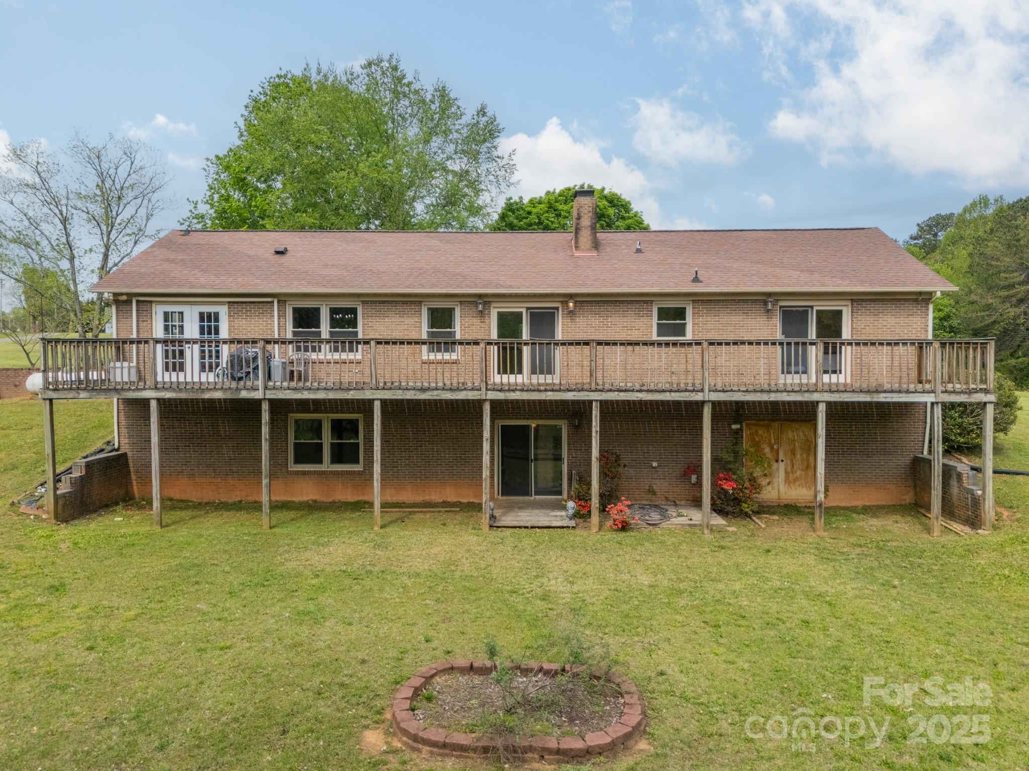 807 and 809 Sparrow Springs Road