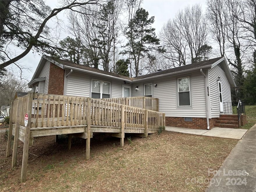 This charming house offers a comfortable living space with 3 bedrooms and 1.5 bathrooms, providing ample room for your needs. Although the fireplace is non-functional, it adds a touch of character to the home. With its prime location and essential amenities, this house is perfect for those seeking a comfortable and convenient living space in Charlotte.

Please note Renters Insurance is required.