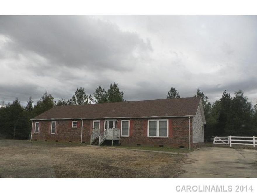 Price to sell fast! Nice Secluded home located on over 2.5 acres with 3 bed rooms and 2 bath. Spacious living room, dining and kitchen. Neutral paint color throughout the home. This home is conveniently located to local amenities. Don't miss the opportunity!!!