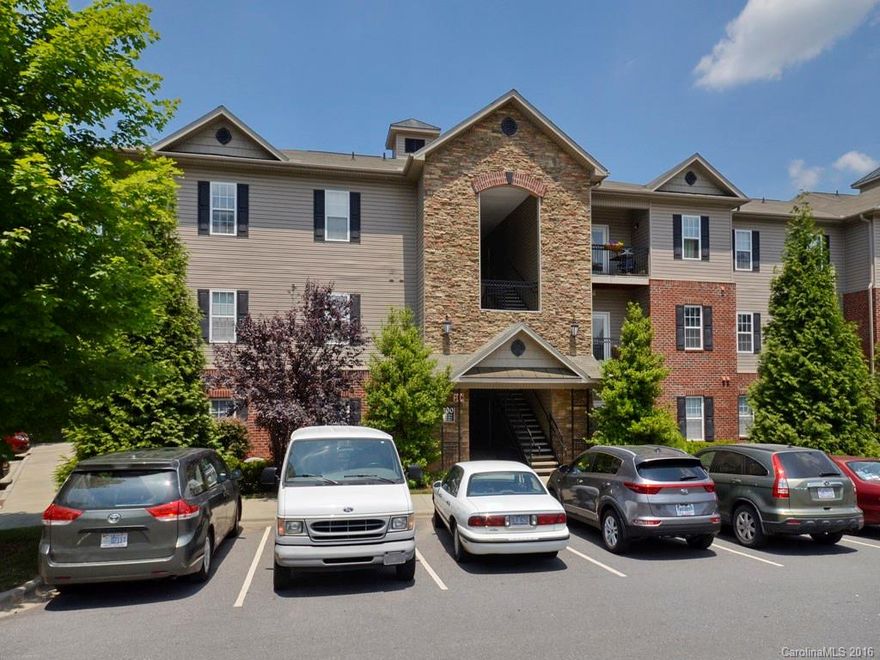 Maintenance free condo close to downtown Asheville and Biltmore Village.  Enjoy the open plan and relax on the covered back patio. Nice spacious master suite, large walk in closet, separate laundry room and nice pantry.   Walk across the street to the recreation area with picnic tables, grills in a park like setting.  Don't miss this one!