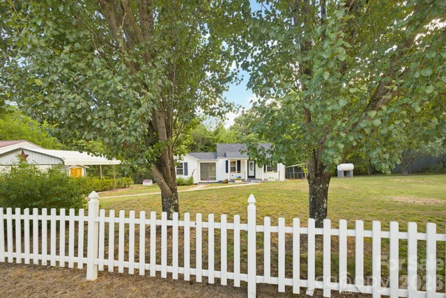 2682 Anglin Mill Road, photo 2 of 32
