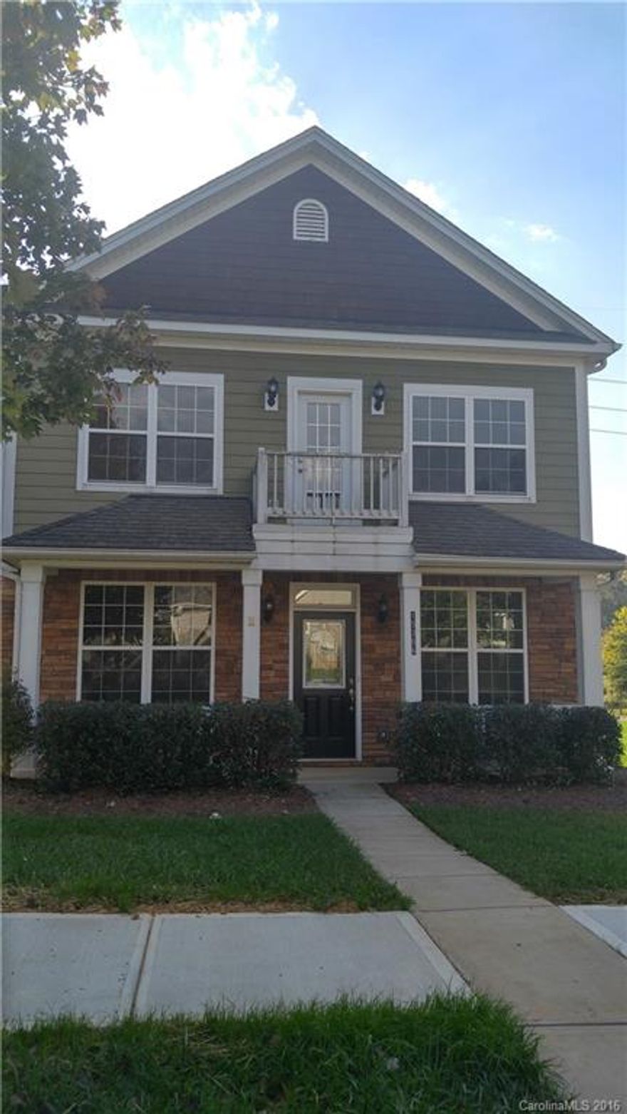 FRESHLY PAINTED & LAWN MAINTENANCE INCLUDED!!!! TRADEMARK ARCHWAYS & EXTENSIVE MOLDINGS THROUGHOUT, TRAVERTINE TILE IN KITCHEN & BATHS, HDWD & GRANITE COUNTER TOPS, FORMAL DINING,TV NICHE OVER SCULPTURED FP, SURROUND SOUND WIRED. ACROSS FROM BLYTHE LANDING BOAT ACCESS & PARK TO LAKE NORMAN. CLOSE TO BIRKDALE VILLAGE.