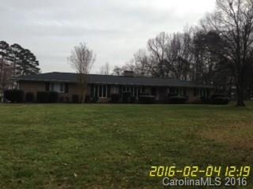 This property is eligible under the First Look Initiative through 02/27/2016.  Only will accept owner occupants through 02/27/2016.  Freddie Mac will give up to 500.00 for home warranty.  Buyers agent is responsible for selecting home warranty and providing closing firm with information and invoice. Sold As Is!  New roof, new carpet and 1 new HVAC system, house has two systems.