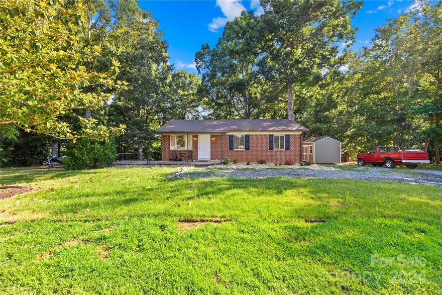 Welcome to this charming brick ranch home, located right on the outskirts of Granite Falls! This delightful 3 bedroom, 1 bathroom residence offers a comfortable and convenient lifestyle. This home is close proximity to all surrounding cities. You will love the large backyard and deck area which is perfect for entertaining guests! Don't miss out on this wonderful opportunity to make it yours!