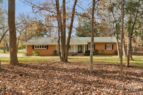 Photo of 1116 Reverdy Lane, Matthews, NC 28105 (MLS # 4325748)